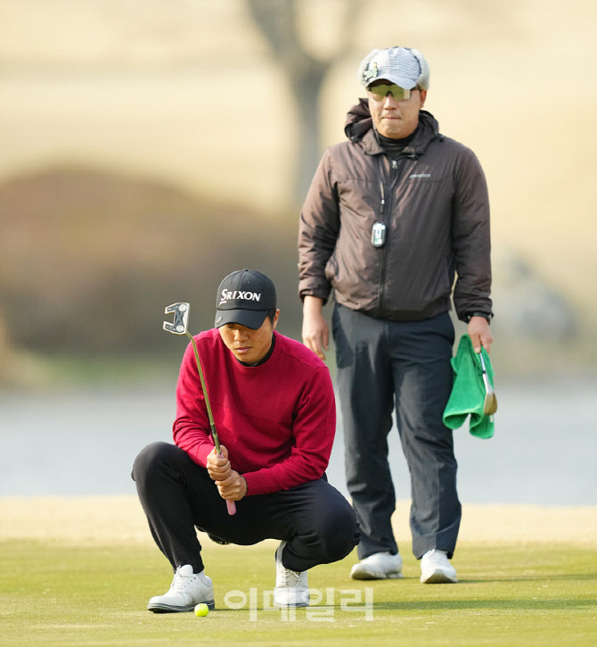 [포토]김현식,퍼트라인을 상의한다