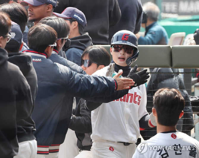 2026시즌 프로야구 첫 홈런 주인공은 롯데 윤동희
