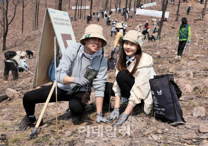 [포토]유한킴벌리, '경북 안동에서 신혼부부 나무심기'