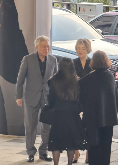 문재인 전 대통령 부부, 올해도 통영 찾아…조성진 공연 관람