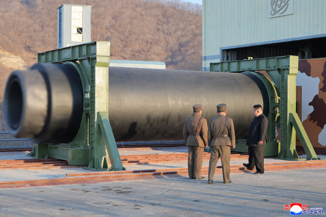 北김정은, ICBM·전차·특수전 동시 점검…'전쟁수행능력' 과시