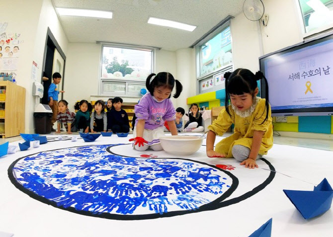 "밤에 아이 맡길 곳 없을 때 1522~1318로 전화하세요"