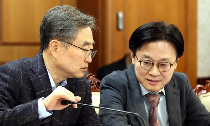 [포토]이야기 나누는 조현-김정관