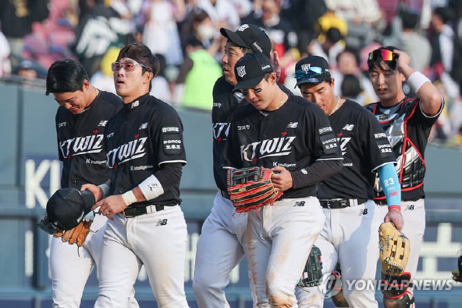 '절대 1강' LG, KT에 안방서 2연패…디펜딩 챔피언 체면 구겼다