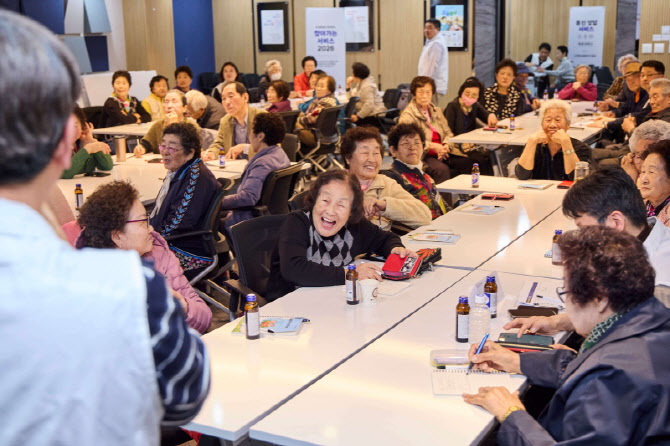"AI 시대에도 답은 고객"...정재헌 대표, 첫 행보는 시니어 고객과 소통