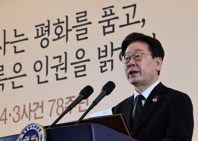 李대통령 지지율 62.2%…민주 51.1%·국힘 30.6%[리얼미터]