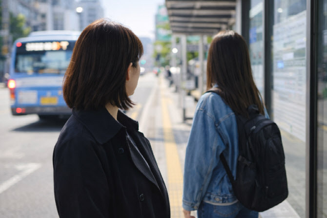 모르는 여성에 '흉기 테러' 당한 20대女, 경찰 보호 나서