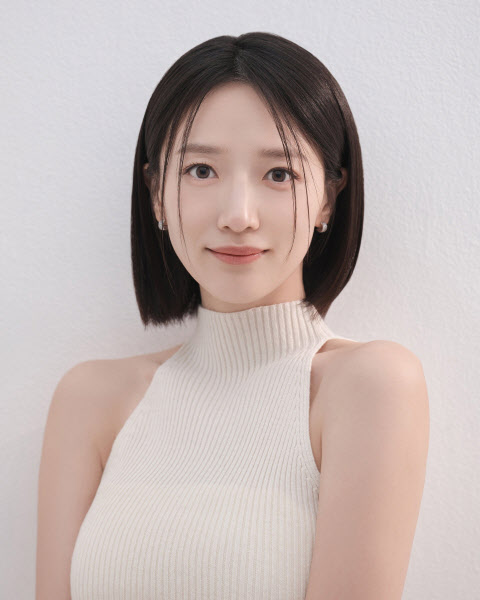 LG, KIA전 앞두고 릴레이 시구…표예진·유나·김채연 출격