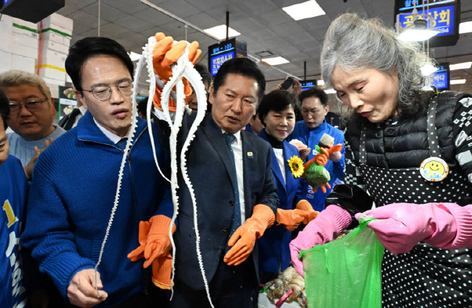 [포토]낙지 구매하는 구매하는 정청래 대표와 서울시장 예비후보