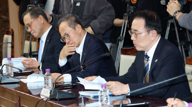 [포토]중동상황 관련 금융권 간담회 참석한 이찬우-양종희-조용병