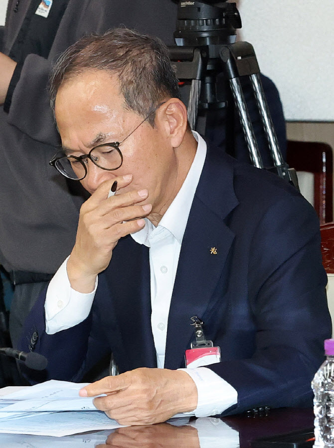[포토]금융위원장 발언 경청하는 양종희 KB금융그룹 회장