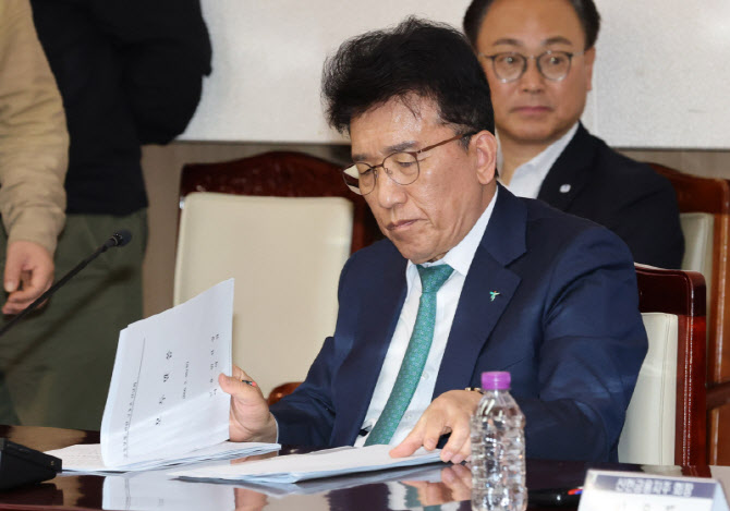 [포토]금융위원장 발언 경청하는 함영주 하나금융그룹 회장