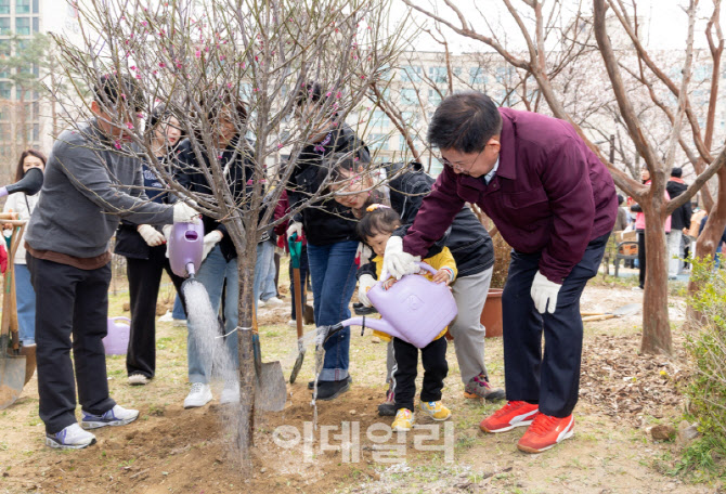 [포토] 정원가꾸기 참석한 박강수 마포구청장