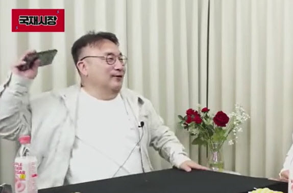 이혁재 손 쳐들며 "폰 던져버릴라"...'한동훈 만세' 청년에 분노