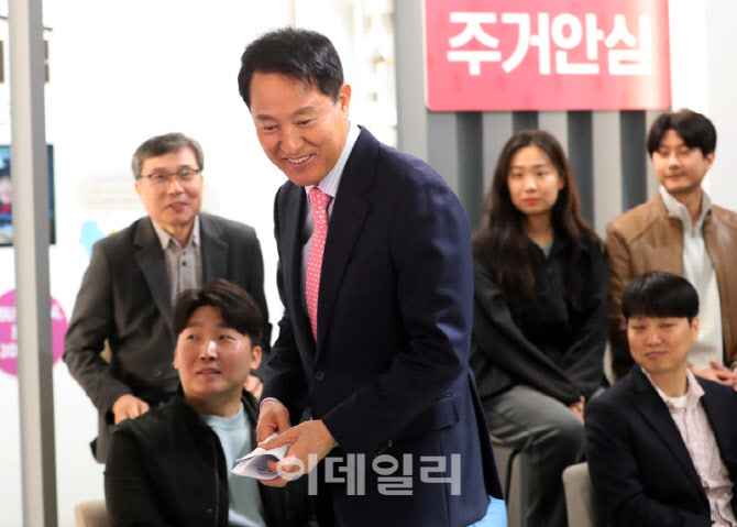 [포토] 주거안정 대책 기자설명회 참석하는 오세훈 시장