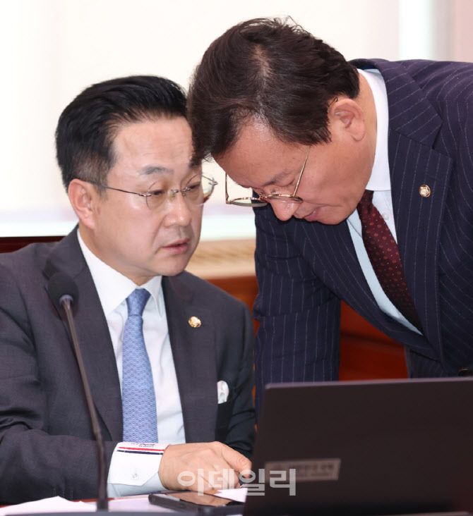[포토]검찰 조작기소 국조특위, '논의하는 박성준-김형동'