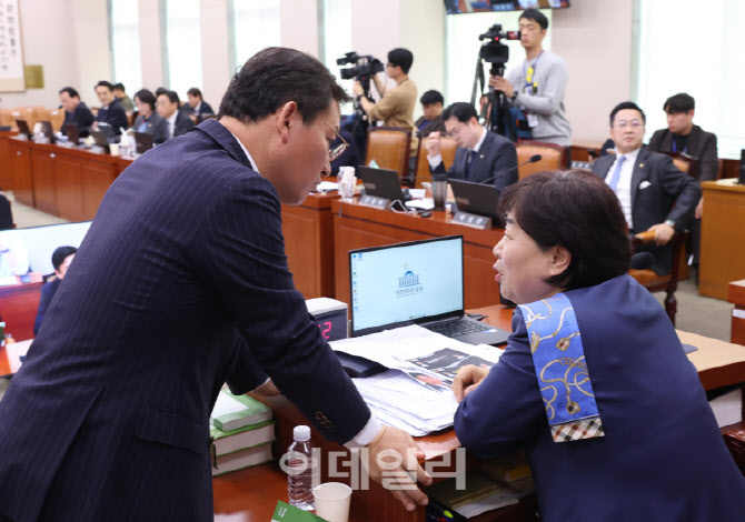 [포토]검찰 조작기소 국조특위, '대화하는 서영교-김형동'