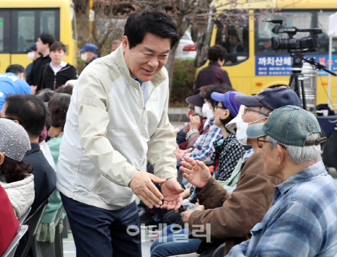 [포토] 주민들과 인사하는 박준희 관악구청장