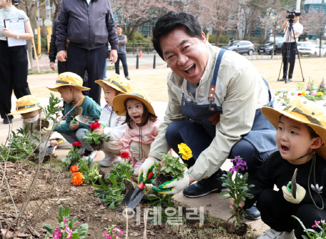 [포토] 어린이들과 식수하는 박준희 관악구청장