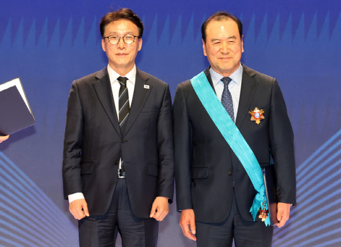 [포토]이성호 유니테크 회장, 금탑산업훈장 수상