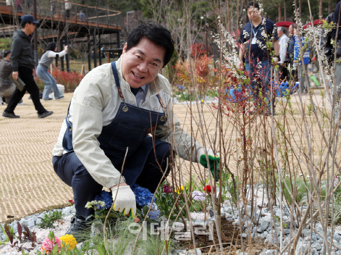 [포토] 박준희 관악구청장, 낙성꽃들정원 기념식수