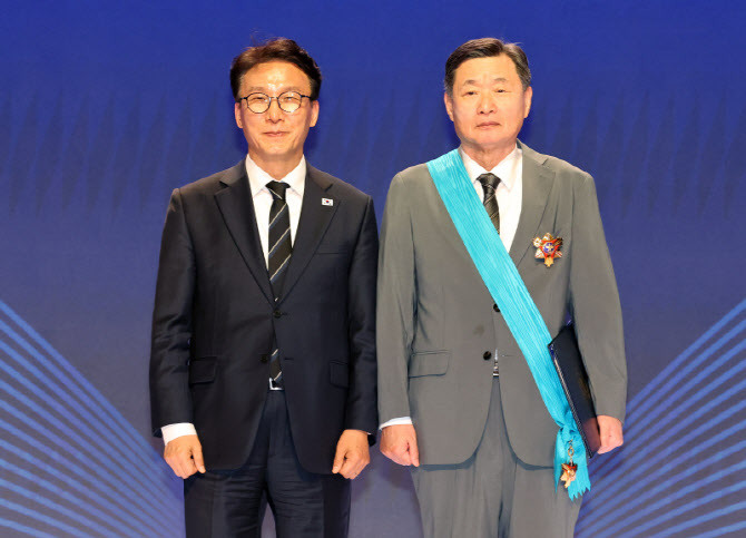 [포토]이종훈 인천도시가스 회장, 금탑산업훈장 수상