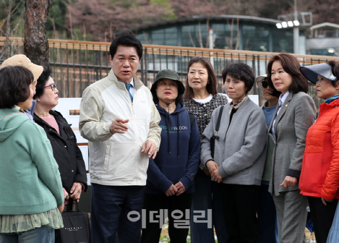 [포토] 주민들과 대화하는 박준희 관악구청장