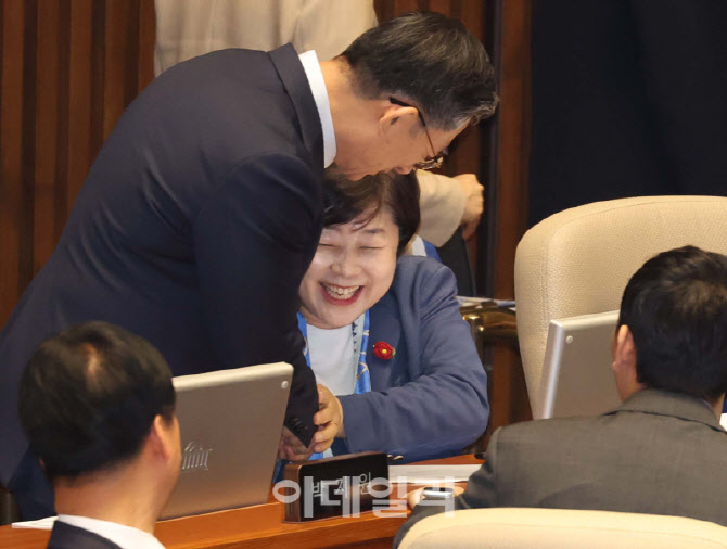 [포토]'미소 보이는 서영교 신임 법제사법위원장'
