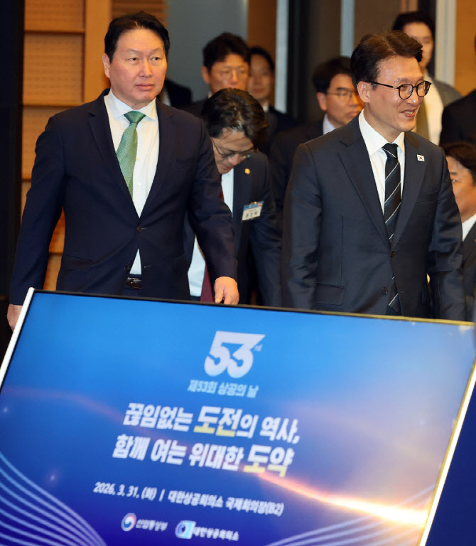 [포토]제53회 상공의 날 기념식 입장하는 김민석 총리-최태원 회장