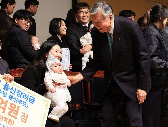 "입사 다음 날 출산"…부영그룹 회장은 1억을 줬을까