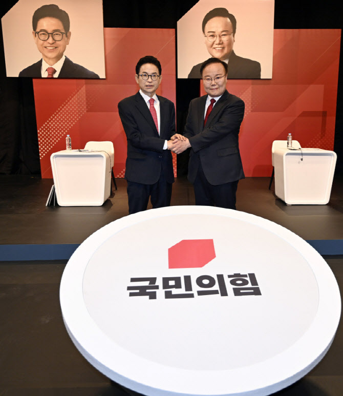 野 경북지사 ‘진흙탕’ 설전…김재원 “무능의 8년” 이철우 “공부 좀 하라”