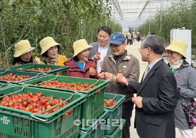[포토] 스마트팜 견학하는 서울농협 농촌체험단