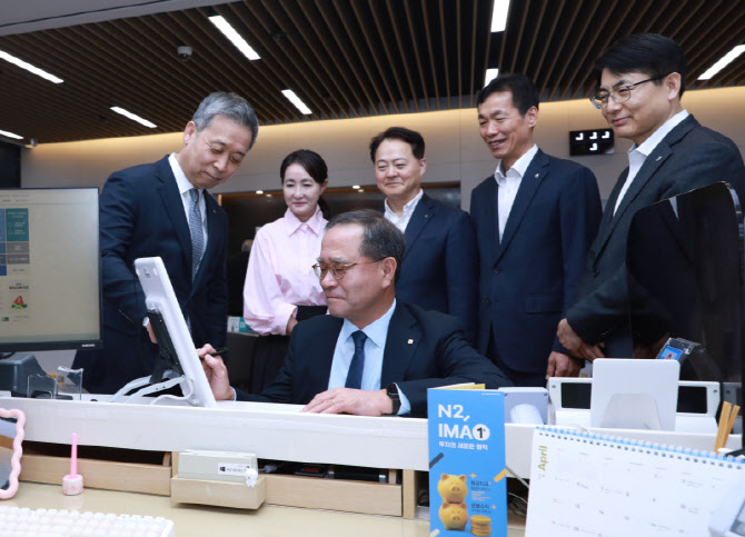 NH證 IMA 첫 상품 출시…이찬우 농협금융 회장 직접 가입