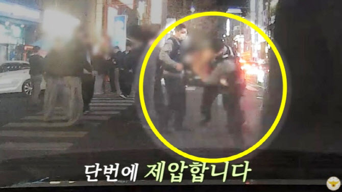 "속 시원" 옷 벗고 난동 문신男, 경찰 '업어치기'에 KO [영상]
