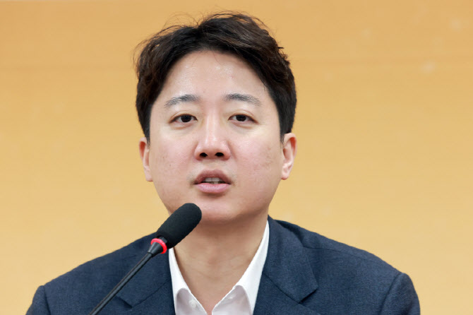 이준석 “26조 추경? 회사 어려운데 회식비만 쏘는 꼴”