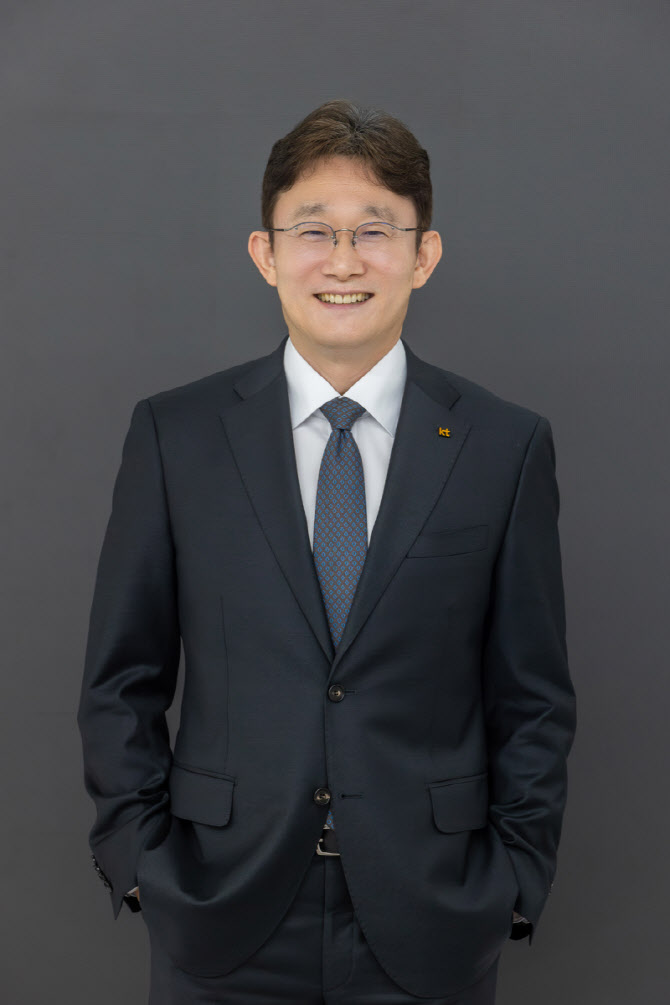임원 30% 줄이고 AX 강화… KT 박윤영號, 첫날부터 쇄신 속도전
