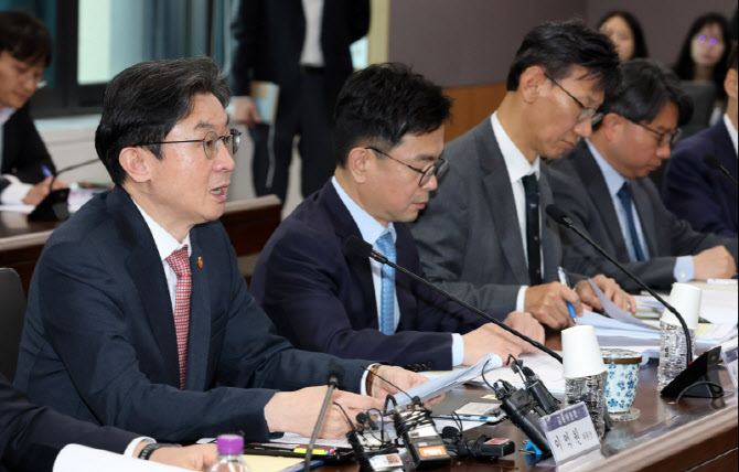[포토]이억원 금융위원장, 가계부채 점검회의 주재