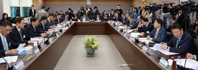 [포토]금융위, "사업자대출로 주택 구매시 최대 10년간 대출금지"
