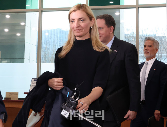 [포토]외교부 들어서는 세라 로저스 美 국무부 공공외교 담당 차관