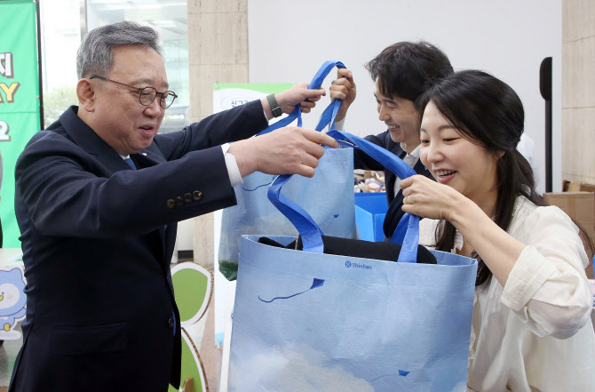 신한금융, 탄소중립 선언 3년…차량 5부제·의류순환 실천