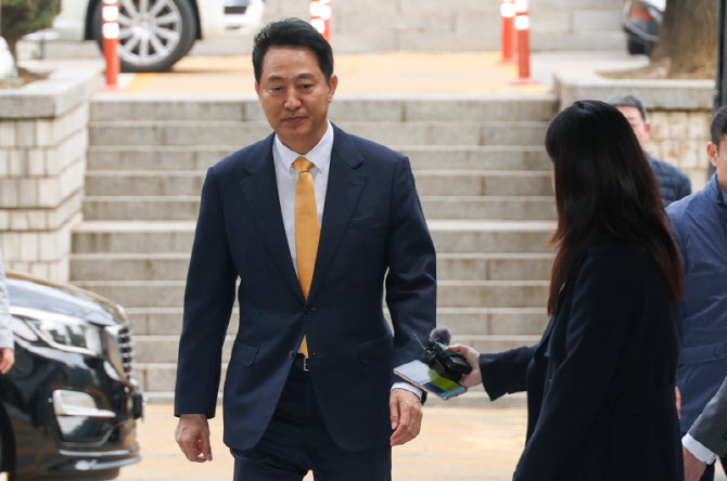 [포토]오세훈 시장, 여론조사 대납 의혹 공판 출석