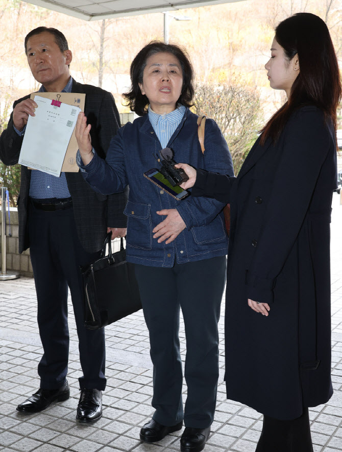 [포토]취재진 질문에 답하는 김영선 전 의원