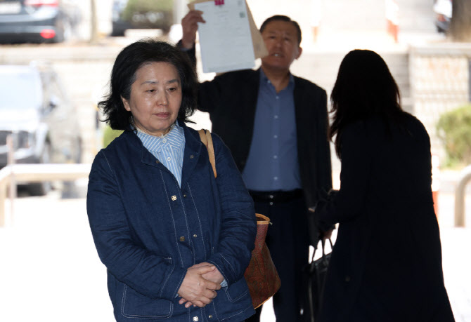 [포토]김영선 전 의원, 증인신문을 위해 공판 출석