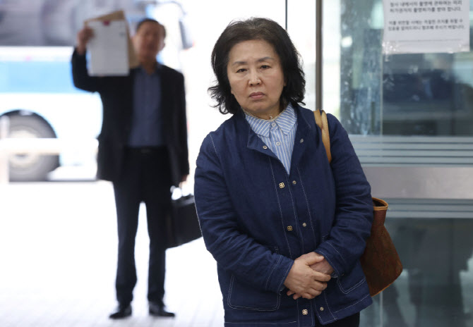 [포토]증인으로 공판 출석하는 김영선 전 의원