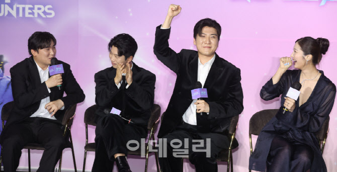 [포토]‘케이팝 데몬 헌터스’ 오스카 트로피 가위바위보