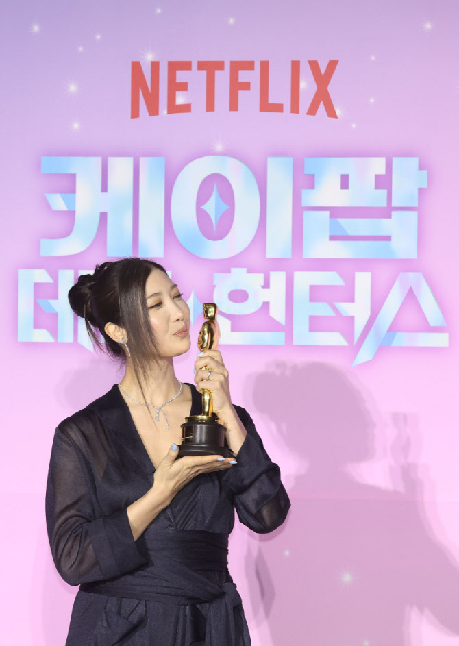 [포토]이재, 오스카 트로피에 입맞춤