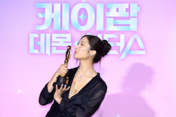 [포토]'케데헌' 이재, 오스카 트로피에 입맞춤