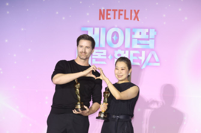 [포토]오스카 트로피 든 ‘케데헌' 감독들