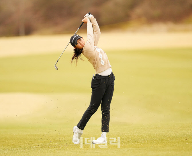 [포토]김서아,파5 투온 문제 없어요
