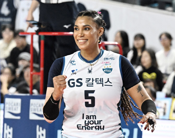 '실바 파워' GS칼텍스, '사령탑 부재' 도로공사에 챔프전 기선제압
